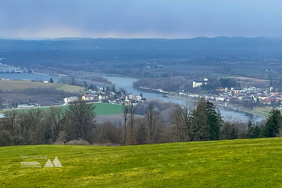 Blick vom Dürnberg auf Ottensheim bis zum Donaukraftwerk. Foto: Eva Maria Ginal