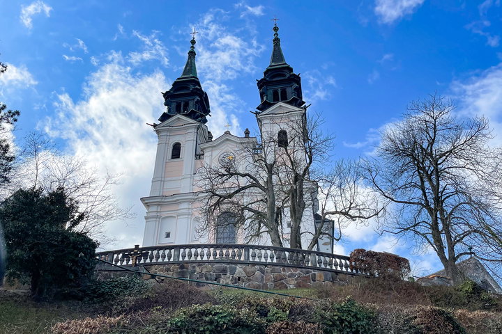 Forststraße nahe dem Pöstlingberg; Pöstlingbergkirche. Fotos: Eva Maria Ginal