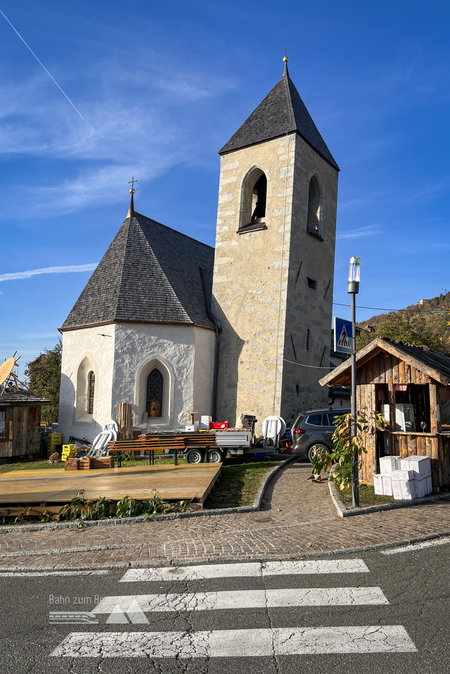 Li.: St. Laurentiuskirche in Feldthurns; Re.: Kapelle St. Antonius in Feldthurns. Fotos: Bernhard Walle