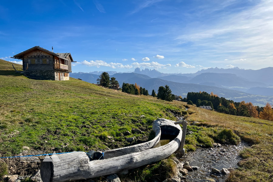 Links die Glanger Kas Alm und Ausblick. Foto: Bernhard Walle