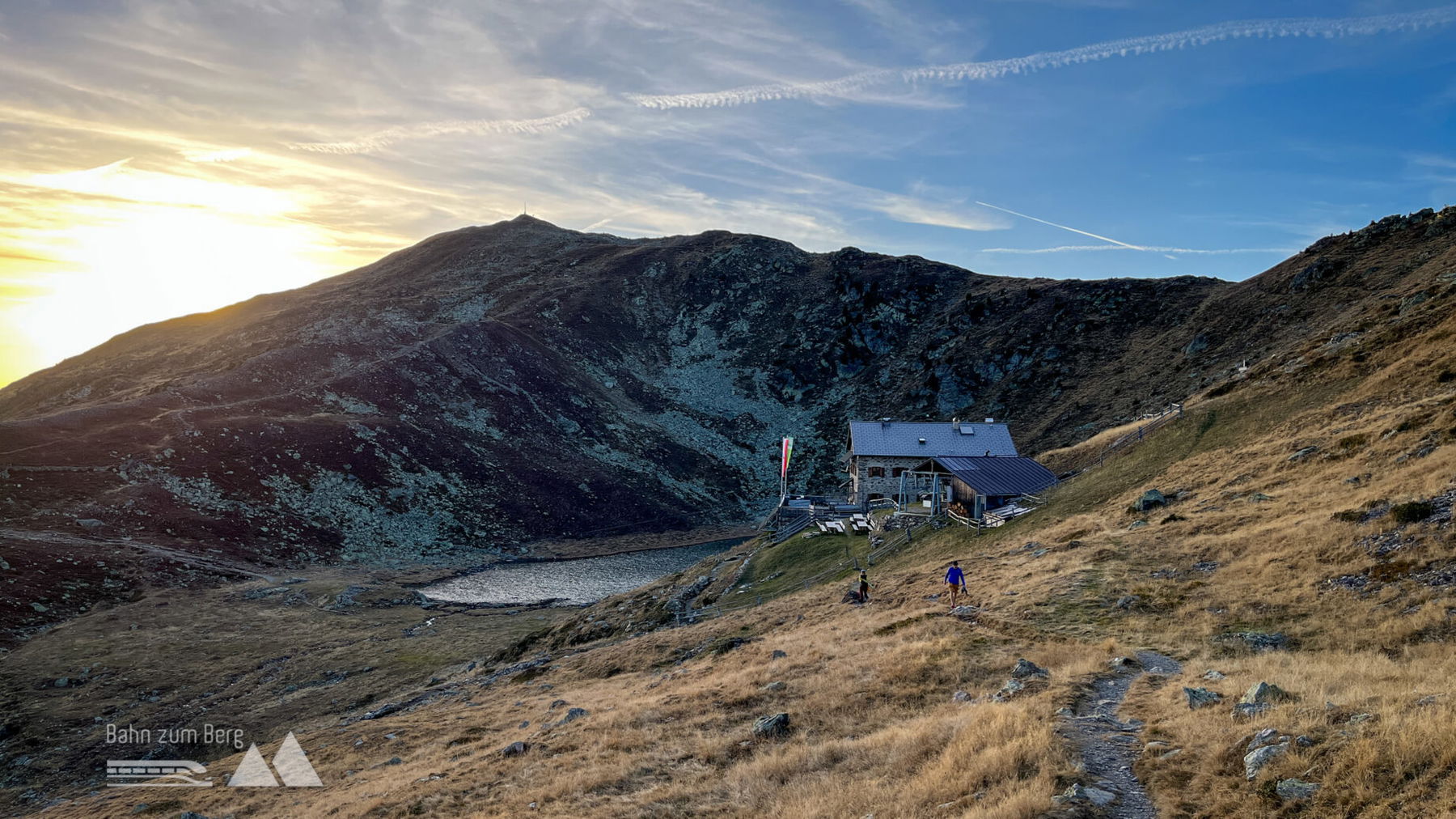 Radlsee und -hütte im Sonnenuntergang. Foto: Bernhard Walle