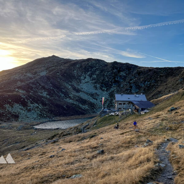 Radlsee und -hütte im Sonnenuntergang. Foto: Bernhard Walle