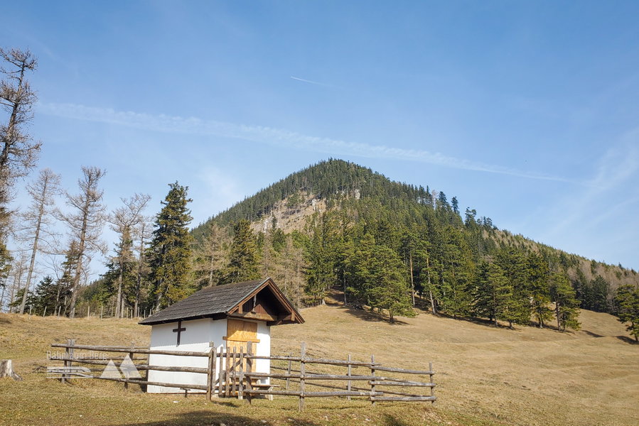 Ein Blick zurück auf den Schober von der Schoberalm mit Schoberkapelle. Foto: Linda Prähauser