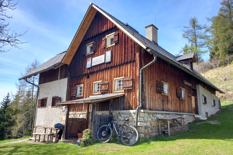 Mühlbacherhütte (996 Meter), mit Kamin 1.000 Meter. Die Hütte von Mai bis Oktober an Wochenenden und Feiertagen geöffnet. Getränke gibt es (rund um die Uhr) in Selbstbedienung. Foto: Martina Friesenbichler