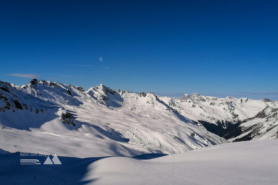 Blick übers Vergaldatal, rechts Valzifenzer Turm und Ritzenspitzen. Foto: Norman und Lisa