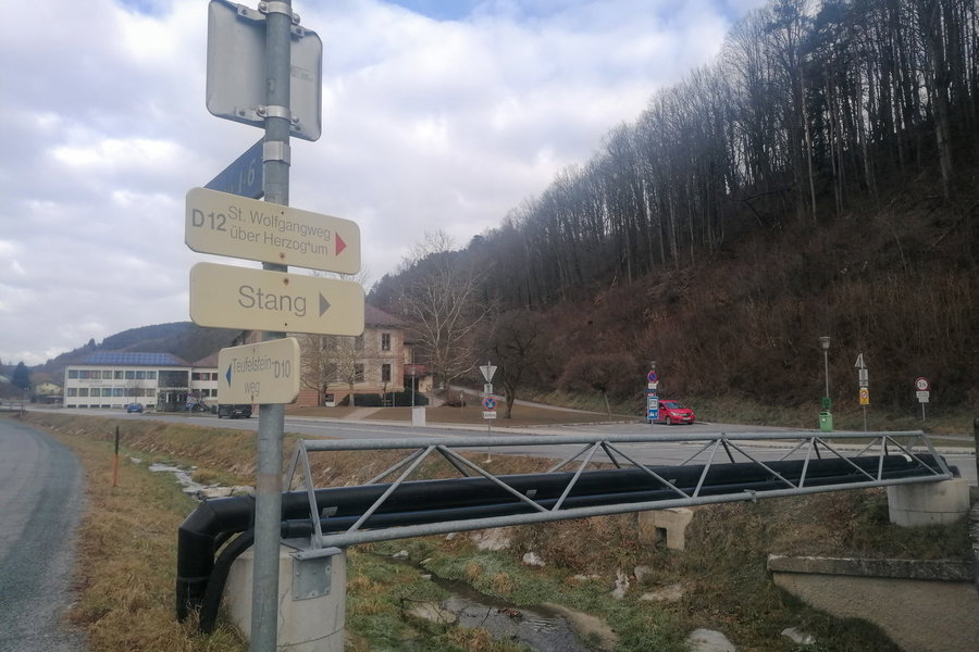 Erster Hinweis in Kirchschlag – es geht in Richtung Stang. Foto: Sarah Pallauf