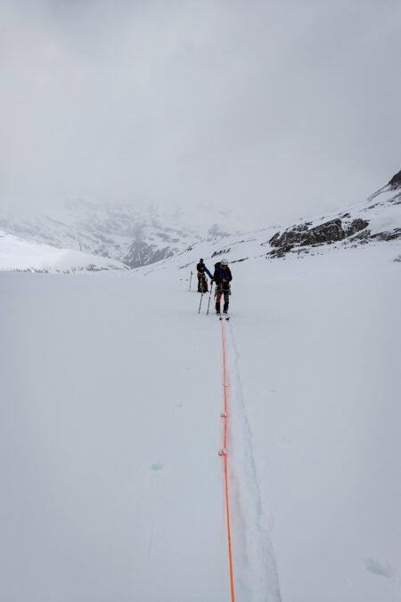 Anstatt komplett weißen Bildern hier Beispielfotos vom Hochjochferner aus dem Jahr 2023 bei etwas besserer Sicht. Fotos: Simon Widy
