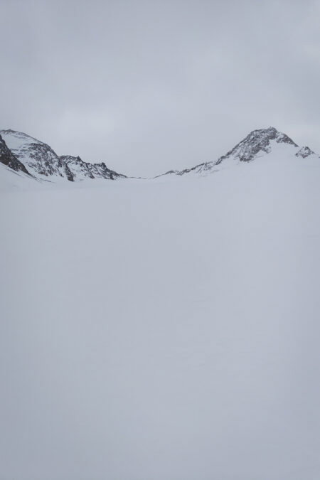 Anstatt komplett weißen Bildern hier Beispielfotos vom Hochjochferner aus dem Jahr 2023 bei etwas besserer Sicht. Fotos: Simon Widy