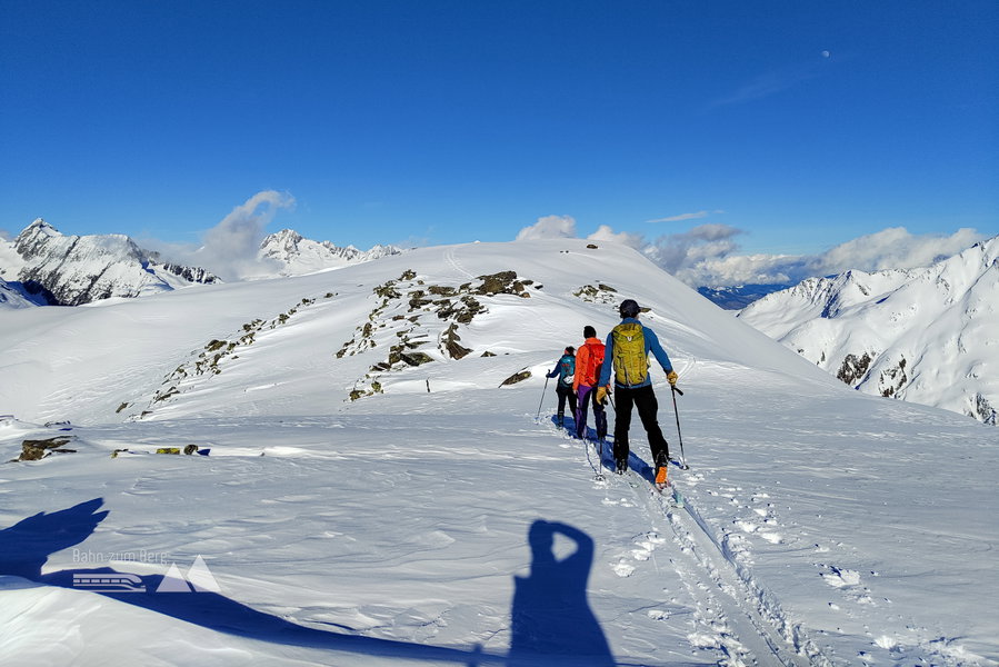 Am Gipfelplateau des Piz Cavradi. Foto: Simon Widy