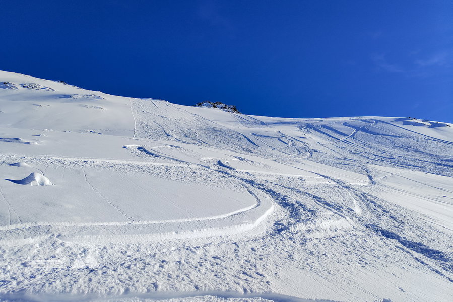 Abfahrt vom Piz Cavradi. Foto: Simon Widy