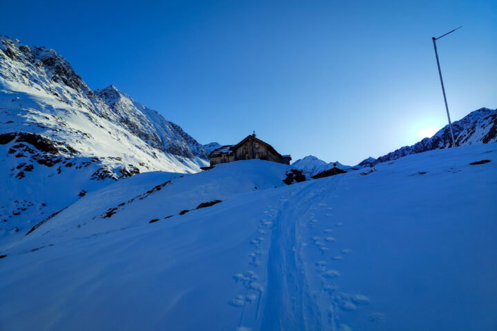Die letzten Meter vorm Taschachhaus; Das Winterhaus. Fotos: Simon Widy