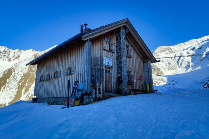 Die letzten Meter vorm Taschachhaus; Das Winterhaus. Fotos: Simon Widy