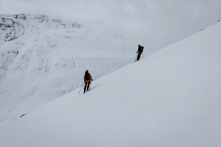 Abfahrt ins Rofental bei geringer Schneelage im März 2025. Fotos: Simon Widy