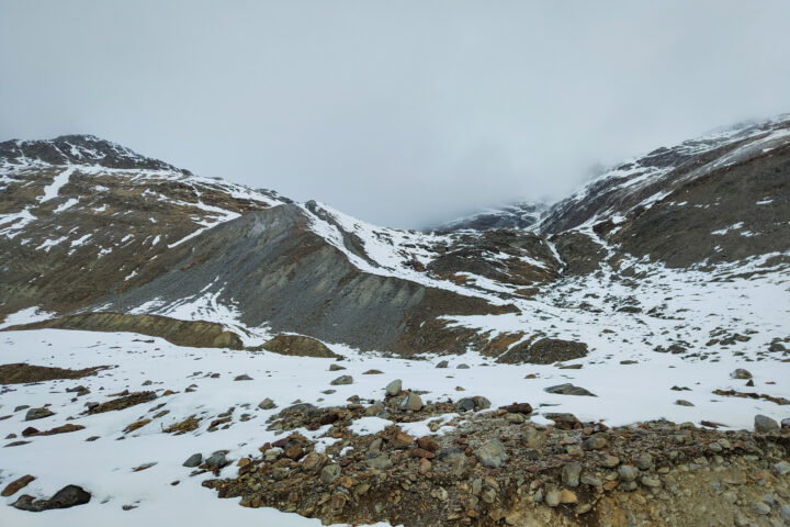 Abfahrt ins Rofental bei geringer Schneelage im März 2025. Fotos: Simon Widy