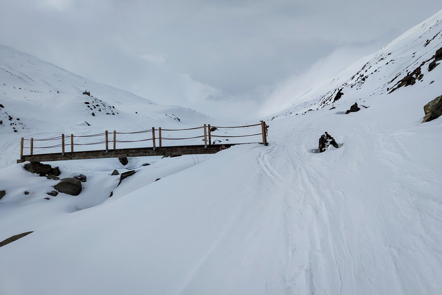 Auf dieser Brücke überquert man den vom Skigebiet kommenden Bach. Foto: Simon Widy