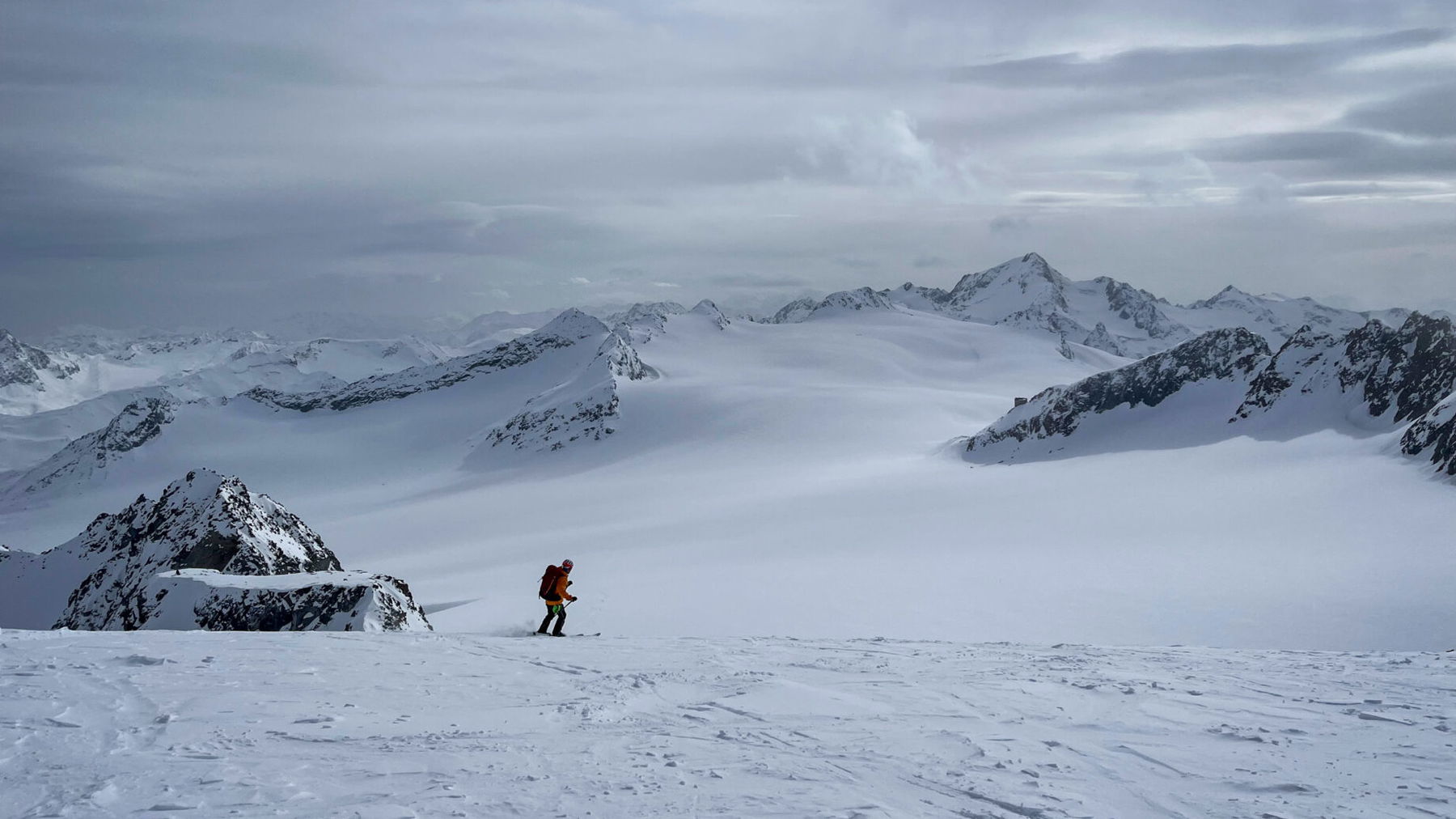 Abfahrt vom Fluchtkogel mit Blick auf den Gepatschferner und das Brandenburger Haus. Foto: Jakob Roniger