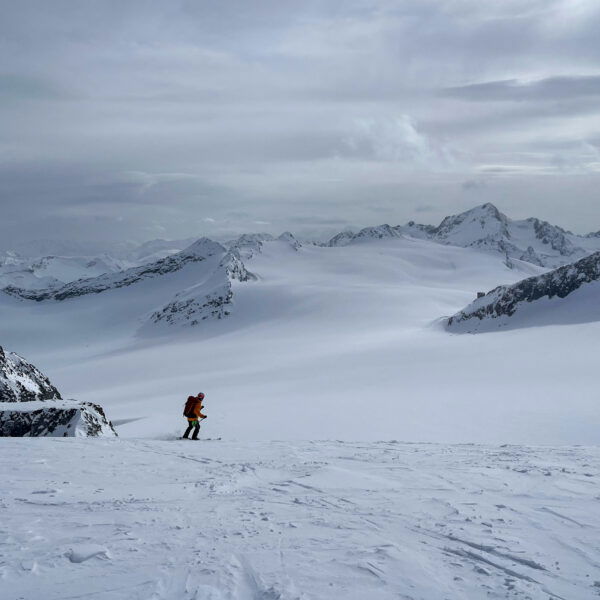 Abfahrt vom Fluchtkogel mit Blick auf den Gepatschferner und das Brandenburger Haus. Foto: Jakob Roniger