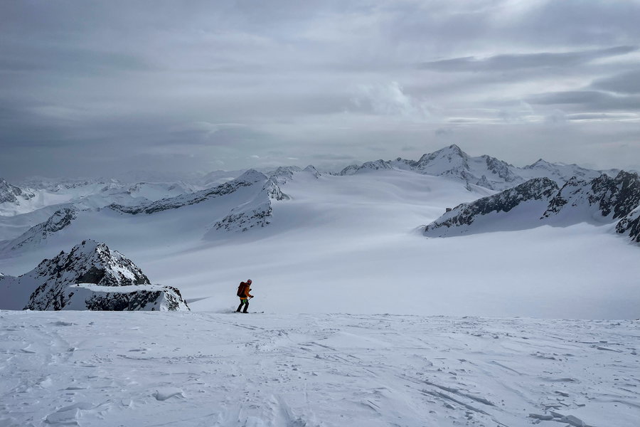 Abfahrt vom Fluchtkogel mit Blick auf den Gepatschferner und das Brandenburger Haus. Foto: Jakob Roniger
