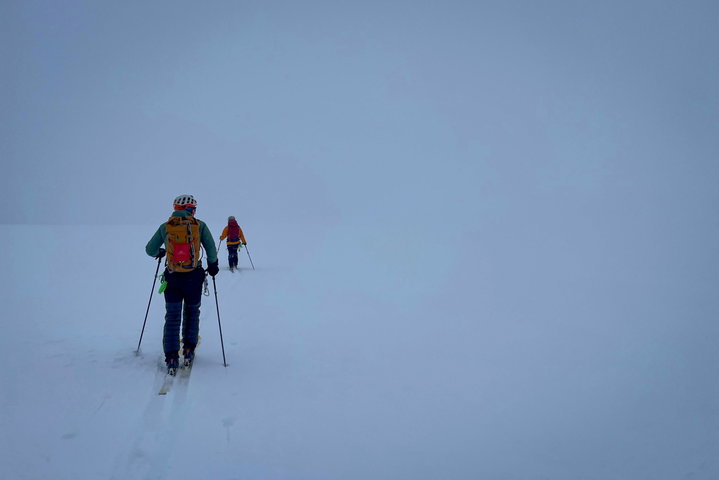 Hinter der Hütte schimmert es noch etwas blau, voraus nur weiß. Fotos: Jakob Roniger, Simon Widy