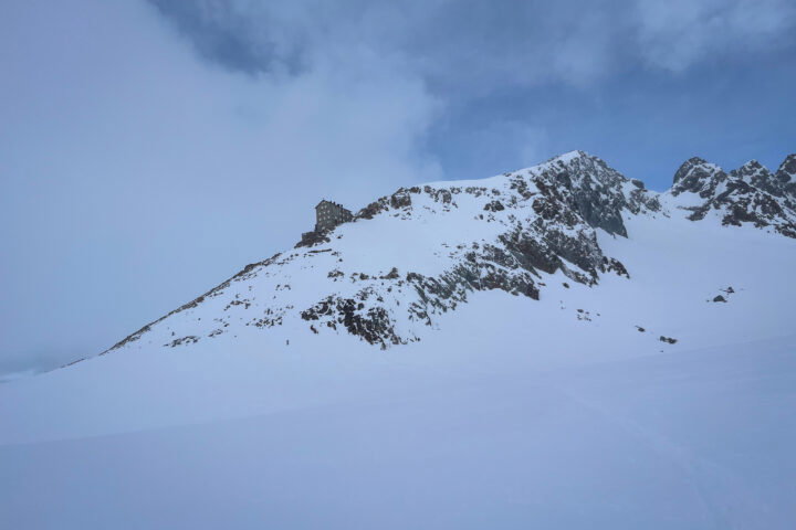 Hinter der Hütte schimmert es noch etwas blau, voraus nur weiß. Fotos: Jakob Roniger, Simon Widy