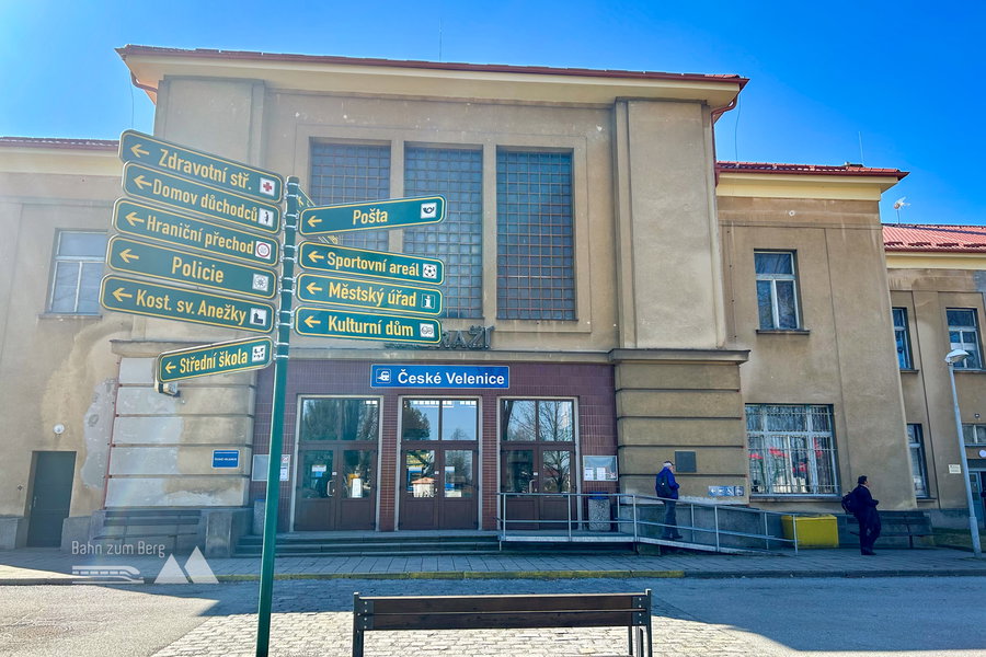Bahnhof České Velenice außen und innen. Fotos Veronika Schöll