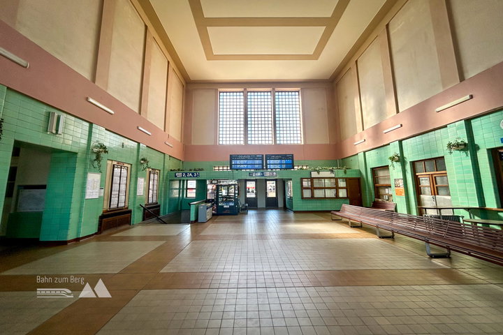 Bahnhof České Velenice außen und innen. Fotos Veronika Schöll