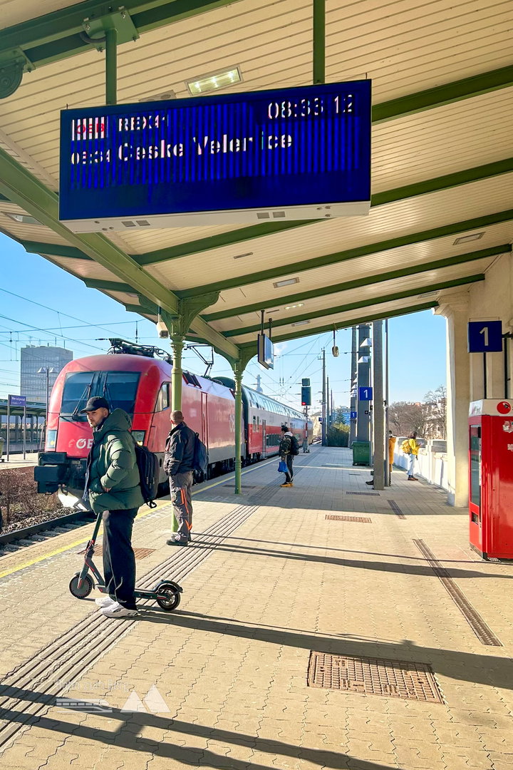 Alles einsteigen am Bahnhof Heiligenstadt. Fotos Veronika Schöll