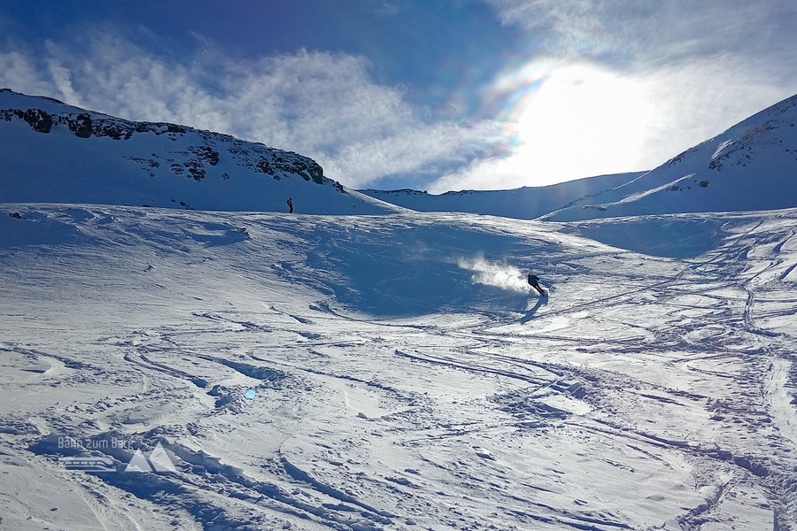 Pulverhänge in der Abfahrt. Foto: Norman und Lisa