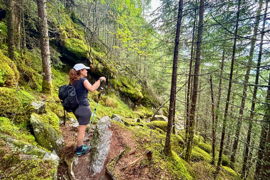 Aufpassen, steil und rutschig. Foto Veronika Schöll