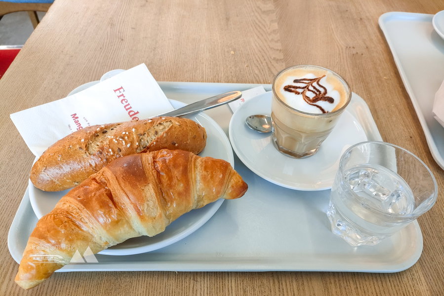 Jaaaa, so ein Frühstück beim Bahnhofs-Bäck macht Freude! Foto: Manfred Hinteregger