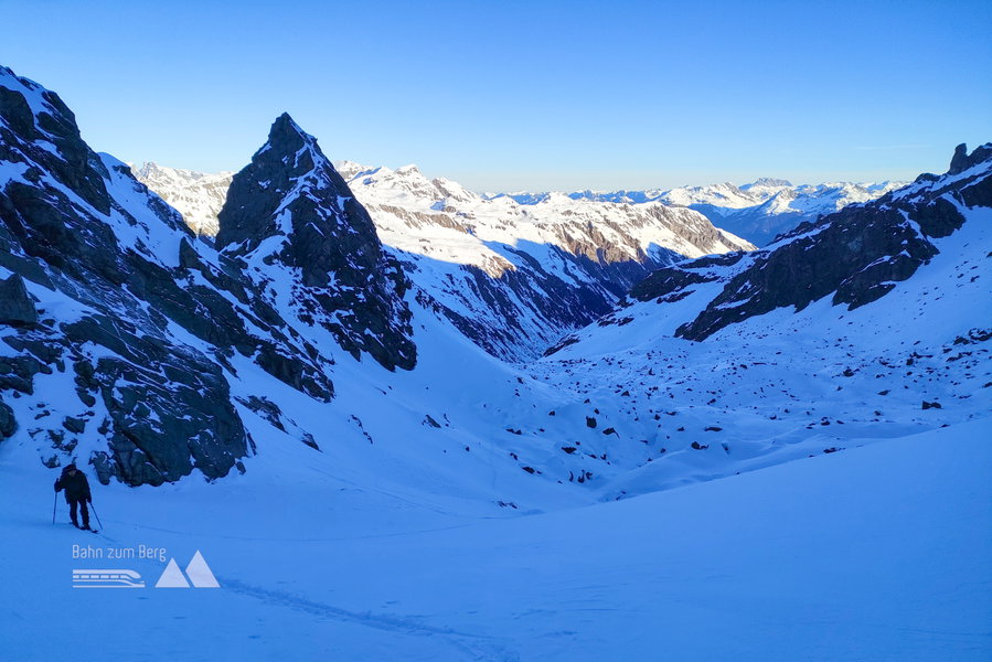 Nordseitiger Schattenaufstieg zum Plattenjoch. Rechts im Hintergrund die Rote Wand. Foto: Manfred Hinteregger