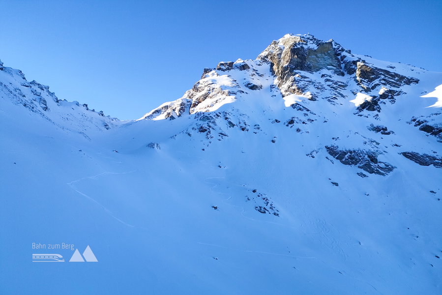 Wir noch im Schatten, der Westliche Plattenspitz schon in der Sonne. Foto: Manfred Hinteregger