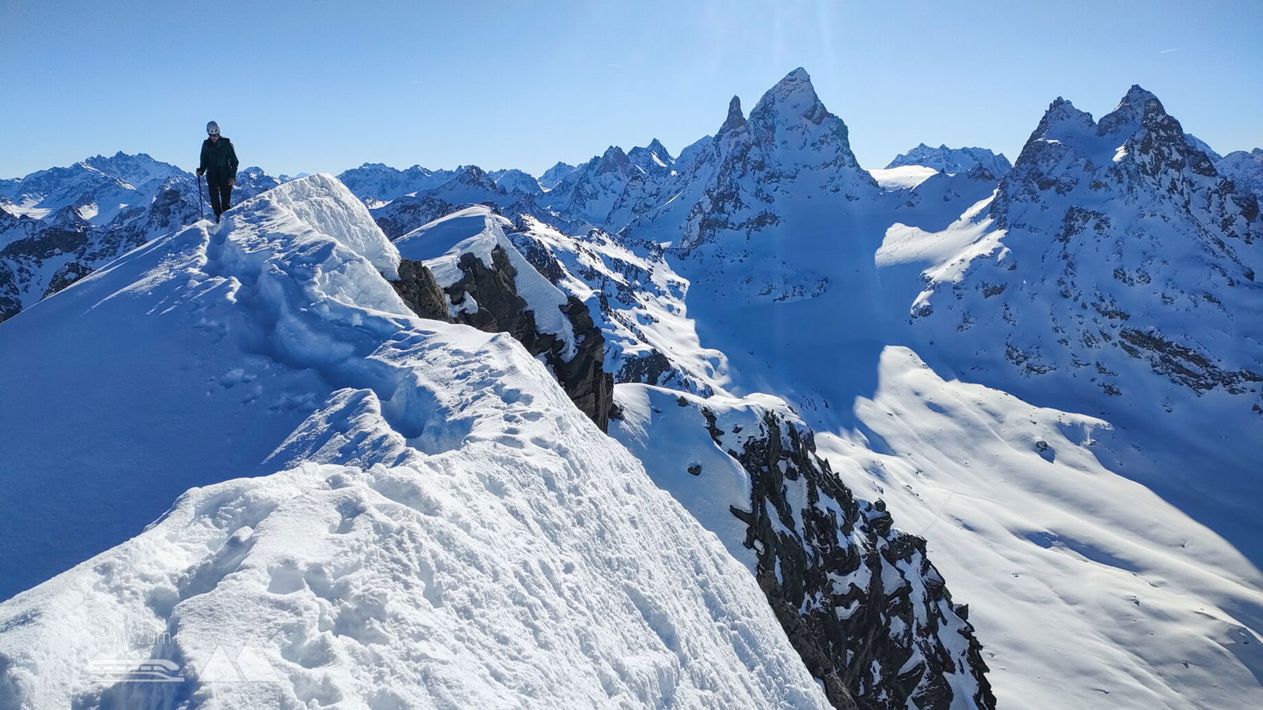 „Biancograt für sehr Arme“ zum Westlichen Plattenspitz, rechts dahinter die markante schlanke Pyramide des Groß-Seehorns, links dahinter der spitze Großlitzner, und rechts davon das doppelgipfelige Klein-Seehorn. Foto: Manfred Hinteregger