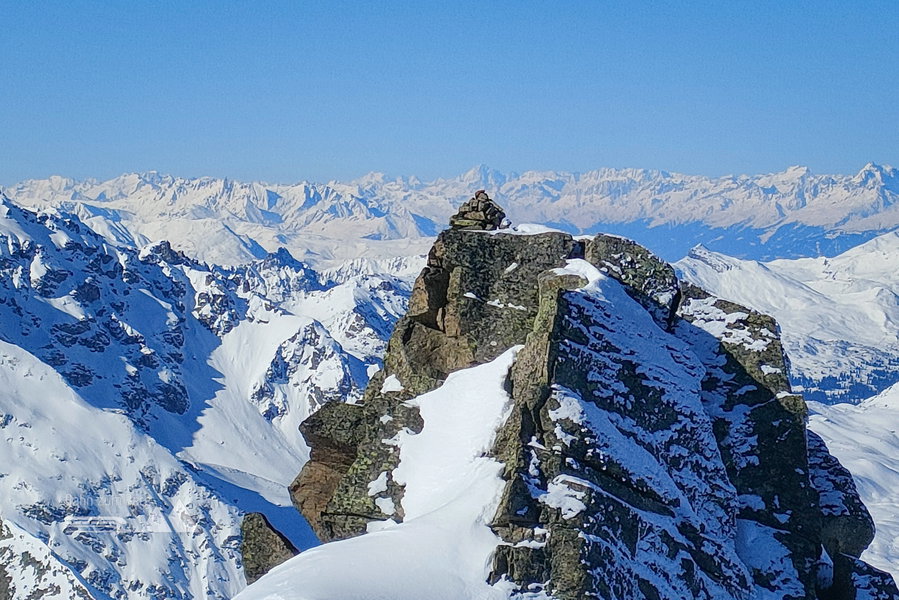 In der Vergrößerung das Finsteraarhorn im Berner Oberland (genau über dem Steinhaufen). Foto: Manfred Hinteregger