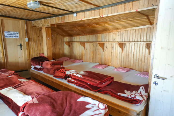 Im wohligen Winterraum der Tübinger Hütte. Fotos: Manfred Hinteregger