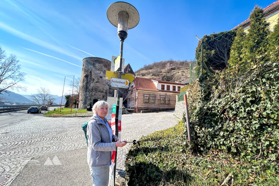 Mama bewaffnet sich für den Aufstieg. Foto Veronika Schöll