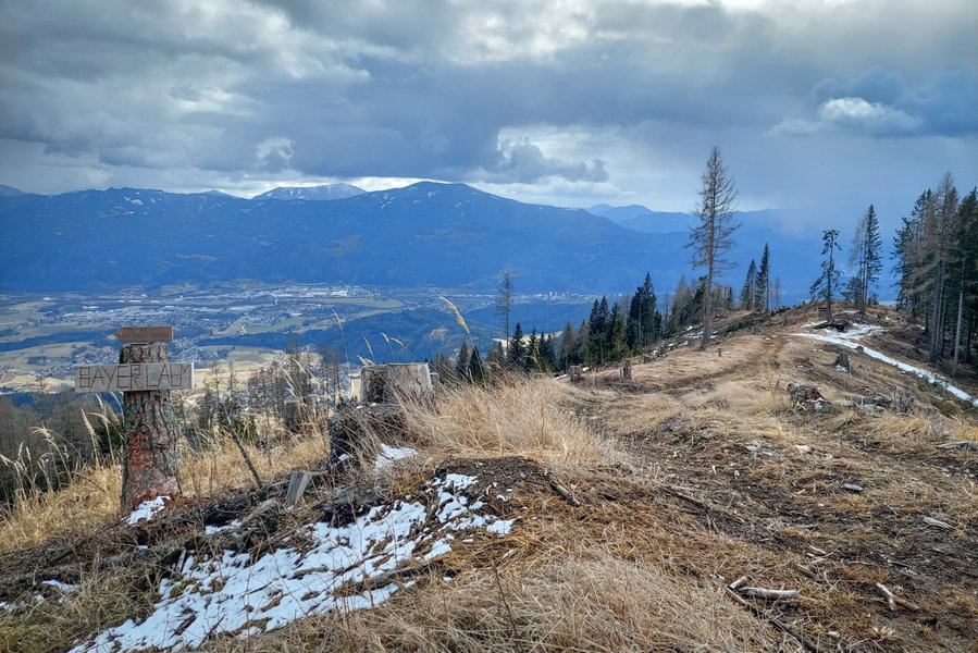 Abzweigung Bayerlalm, Blick auf Kapfenberg, das Rennfeld und den Hochlantsch. Foto: Alice Frischherz