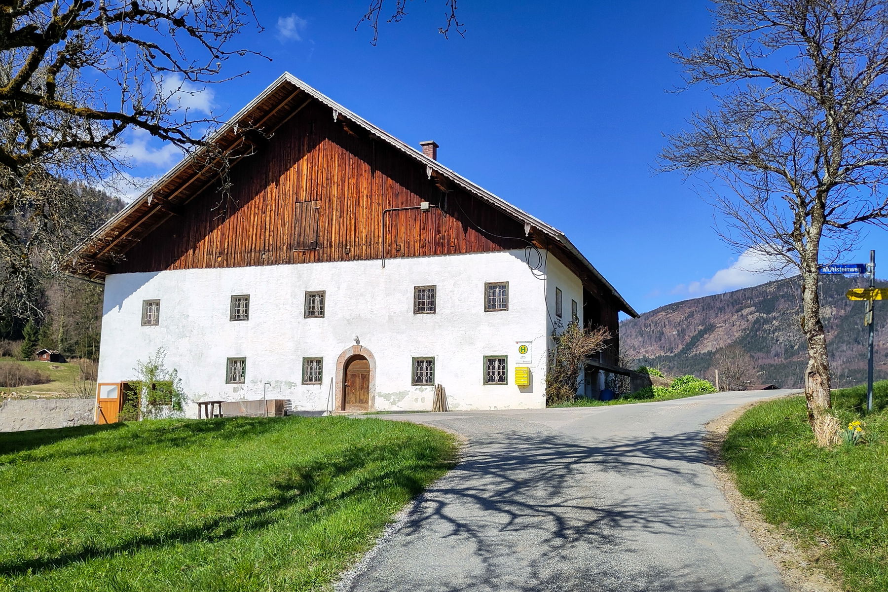 Das prächtige Gimplgut – mit der Tennengau Shuttle Haltestelle. Foto: Karl Plohovich