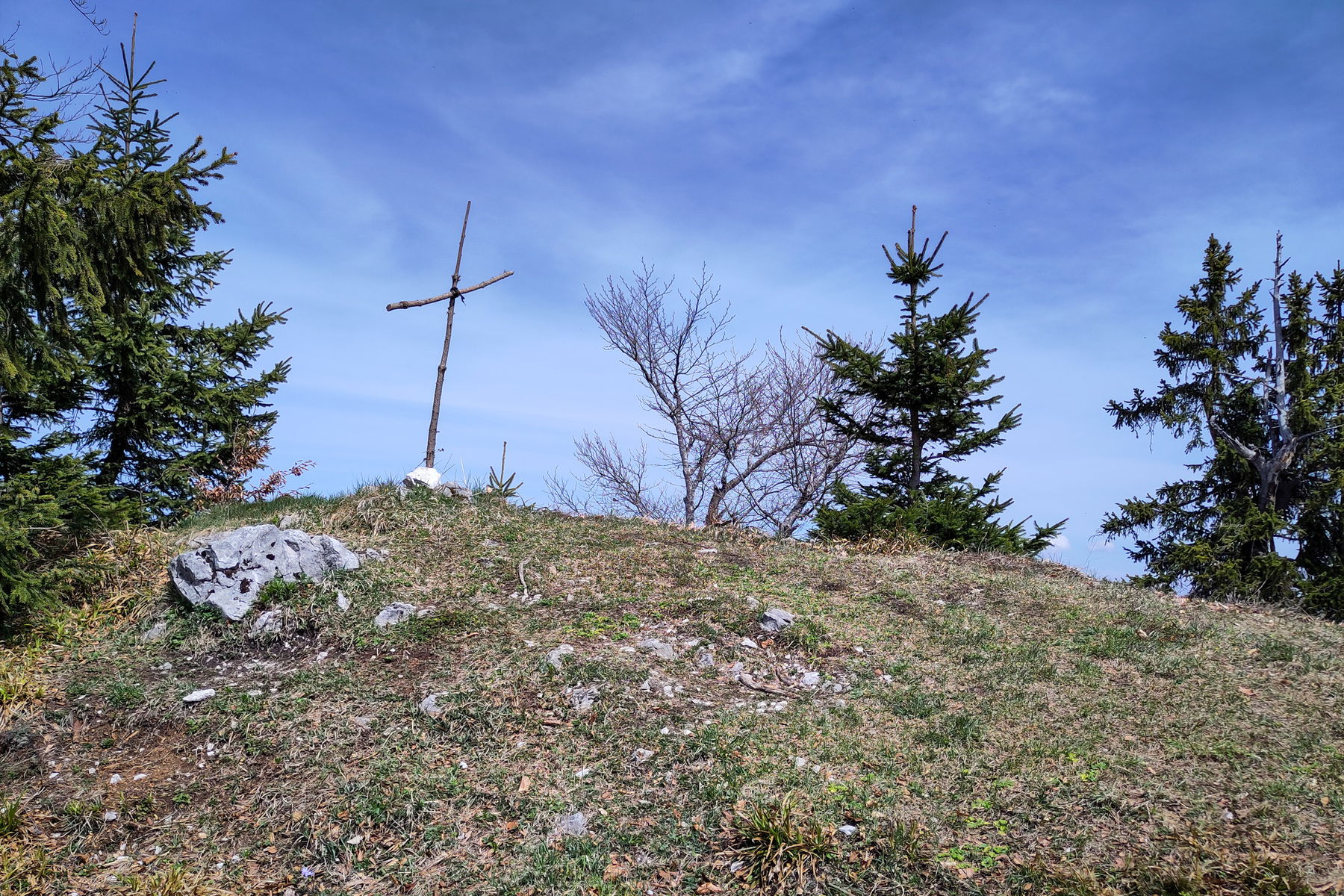 Gipfelkreuz Marke Eigenbau (nicht von mir 😊). Foto: Karl Plohovich
