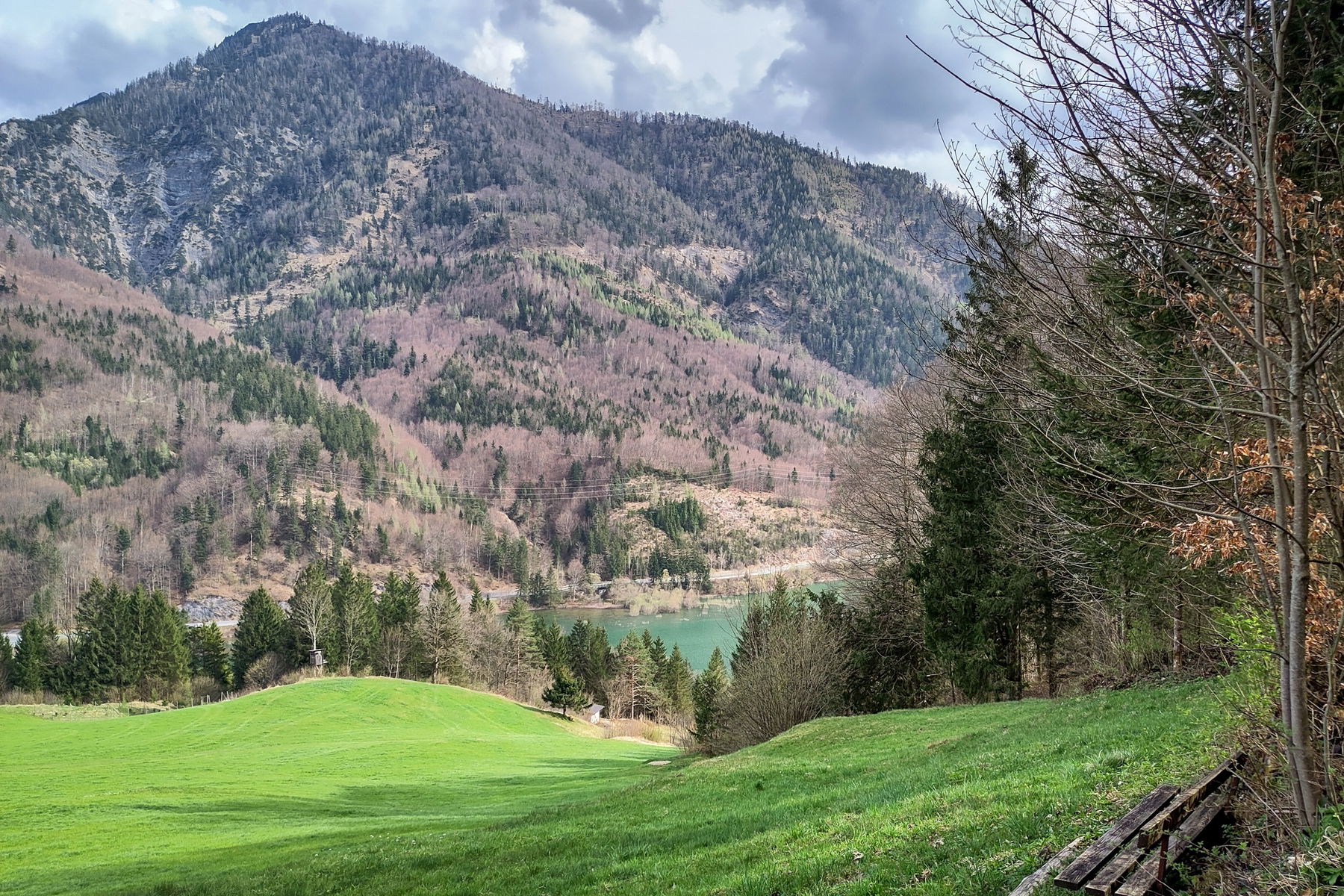 Bankerl mit Blick zum Stausee und zum Ochsenberg. Foto: Karl Plohovich