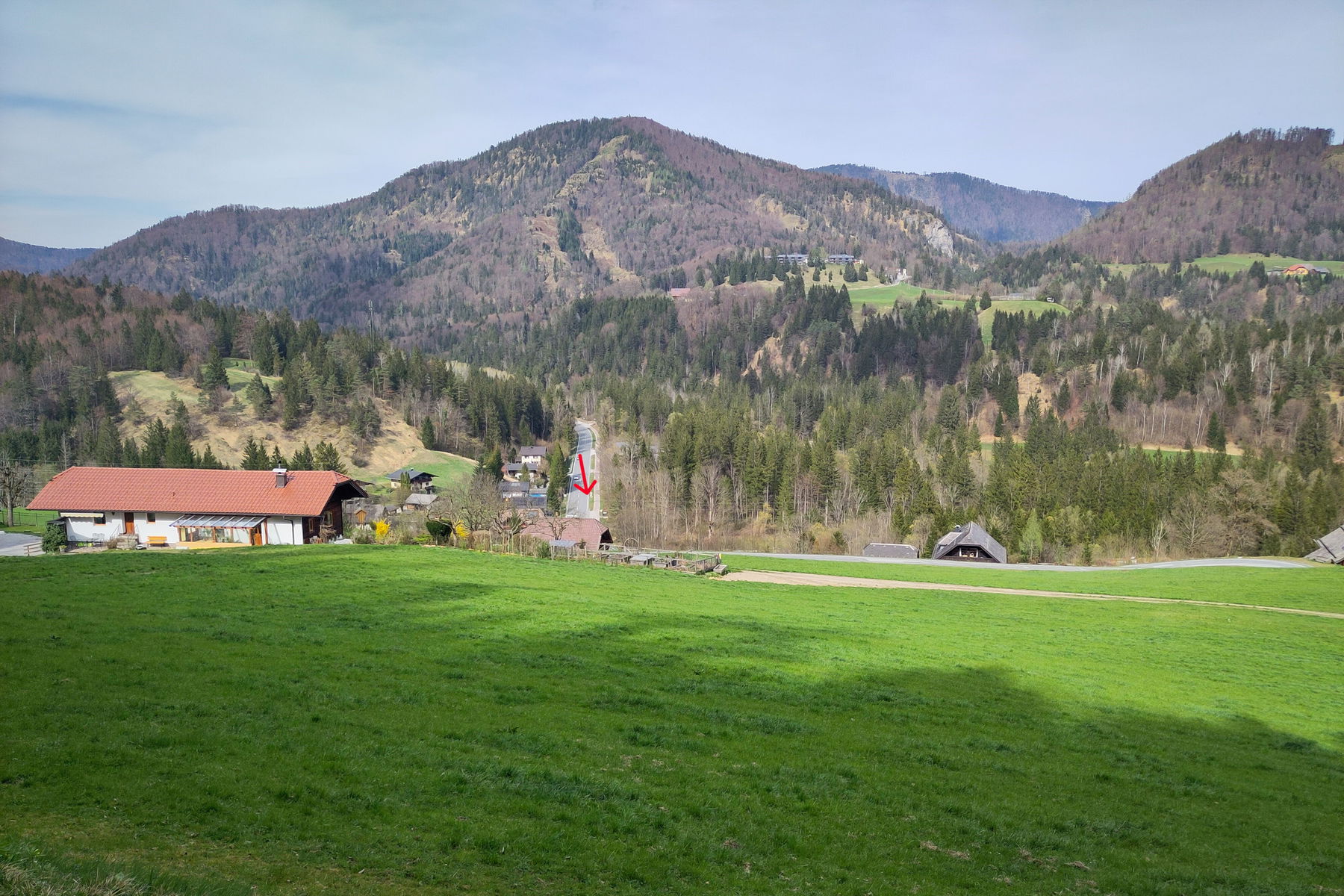 Blick zum Strumberg und zum Werkschulheim Felbertal; Haltestelle Neuhäusl in Sicht. Foto: Karl Plohovich