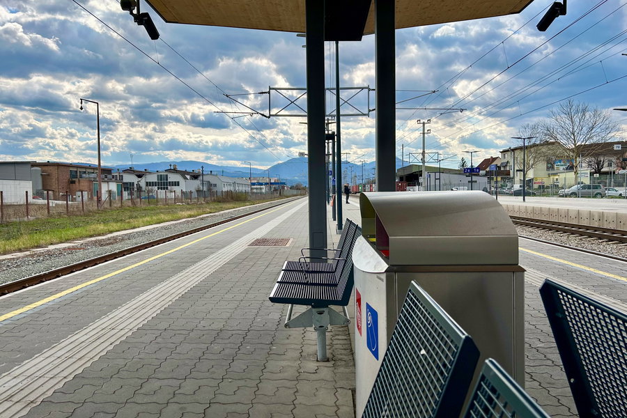 Warten am Bahnhof Ternitz. Foto Veronika Schöll