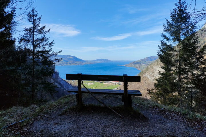 Der mächtige Attersee rückt näher, solide Tafeln weisen den Weg. Fotos: Manfred Hinteregger