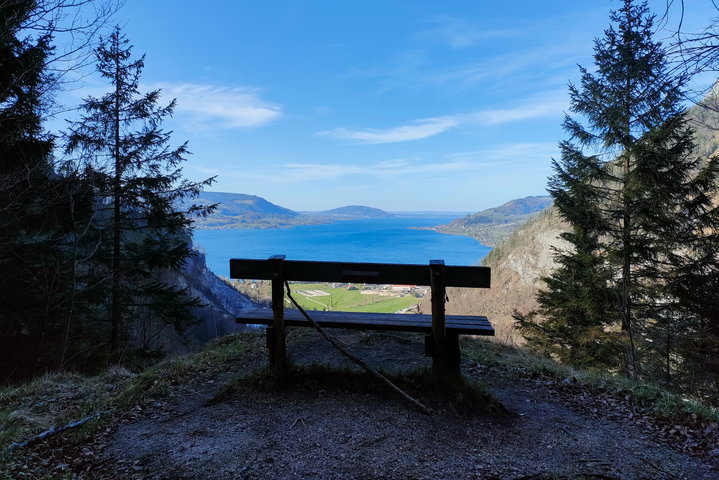 Der mächtige Attersee rückt näher, solide Tafeln weisen den Weg. Fotos: Manfred Hinteregger
