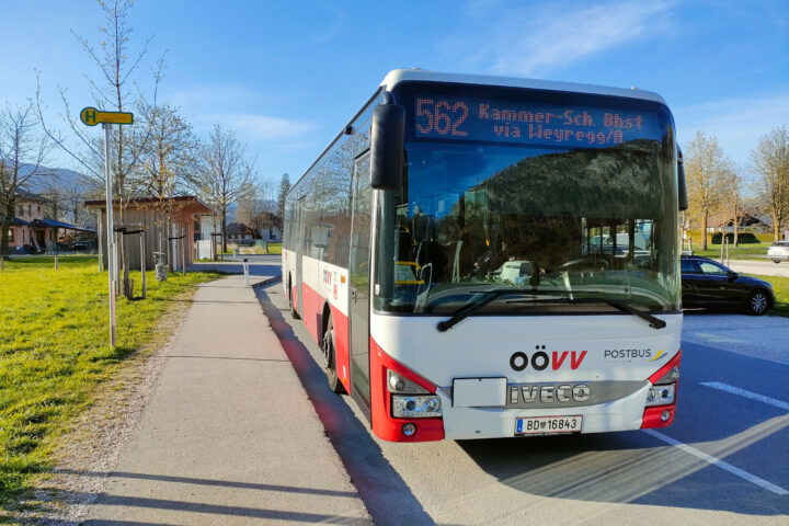 Von Weißenbach am Attersee geht’s mit der Buslinie 562 zum Zug. Fotos: Manfred Hinteregger