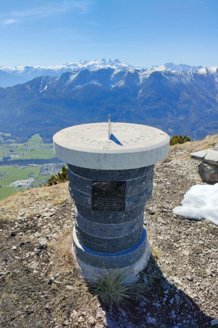 Da haben ein paar Tüchtige brav geschleppt… Im Hintergrund der Dachsteinstock. Fotos: Manfred Hinteregger
