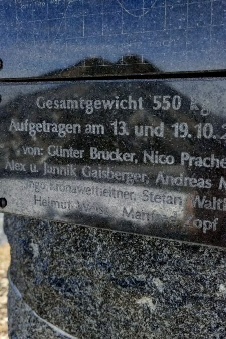 Da haben ein paar Tüchtige brav geschleppt… Im Hintergrund der Dachsteinstock. Fotos: Manfred Hinteregger