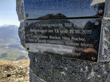 Da haben ein paar Tüchtige brav geschleppt… Im Hintergrund der Dachsteinstock. Fotos: Manfred Hinteregger