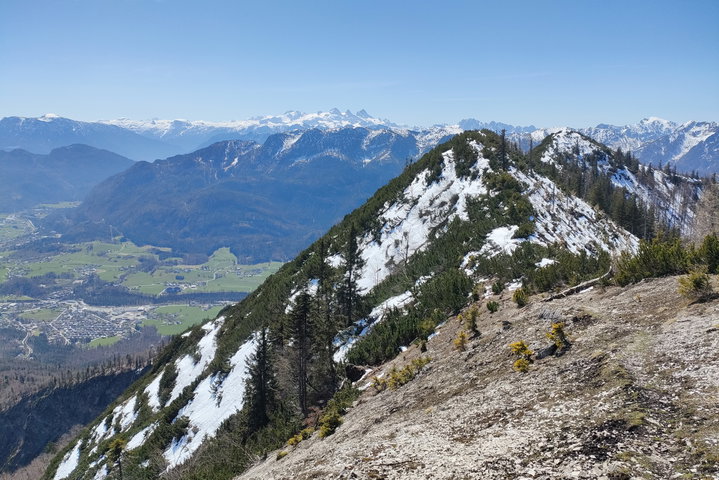 Rückblick zum Gartenzinken und die letzte Wechte vor dem Aufschwung zum Leonsberg (links der Attersee). Fotos: Manfred Hinteregger 