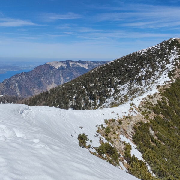 Rückblick zum Gartenzinken und die letzte Wechte vor dem Aufschwung zum Leonsberg (links der Attersee). Fotos: Manfred Hinteregger 